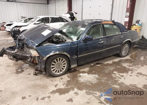 2003 Lincoln Town Car Signature z USA, uszkodzony, nr VIN 1LNHM82W43Y637935